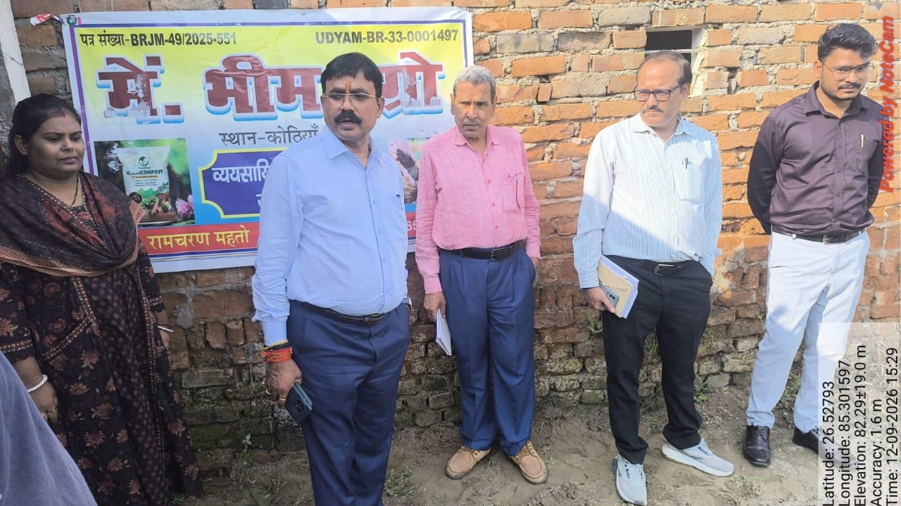 कृषि योजनाओं की जमीनी हकीकत देखने खेतों में पहुंचे अधिकारी, वर्मी कम्पोस्ट का किया निरीक्षण